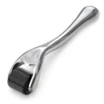 Dermaroller-DRS-cu-Carcasa-Protectoare-540-Ace-de-Titan-Argintiu.webp
